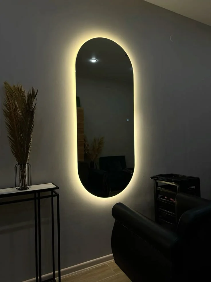 مرآة جدارية بإضاءة LED – تصميم بيضاوي عصري