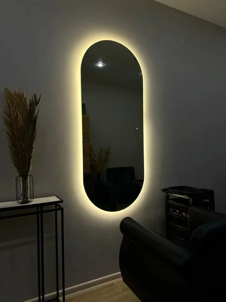 مرآة جدارية بإضاءة LED – تصميم بيضاوي عصري