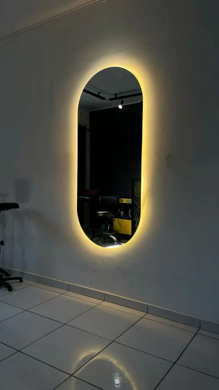 مرآة جدارية بإضاءة LED – تصميم بيضاوي عصري
