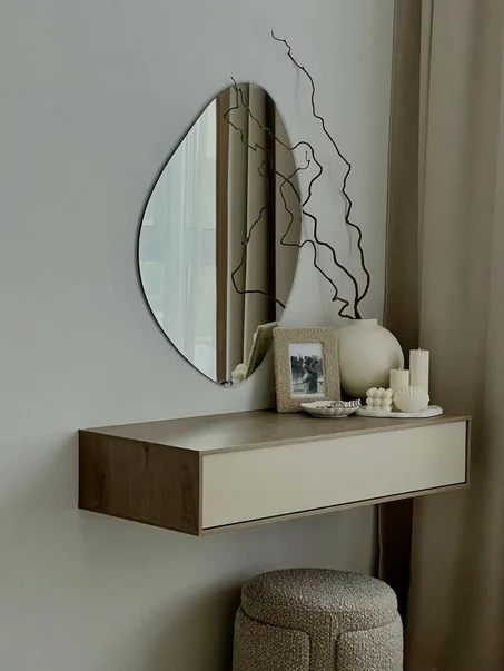 مرآة عضوية مموجة بإطار ذهبي – تصميم فاخر لركن المكياج