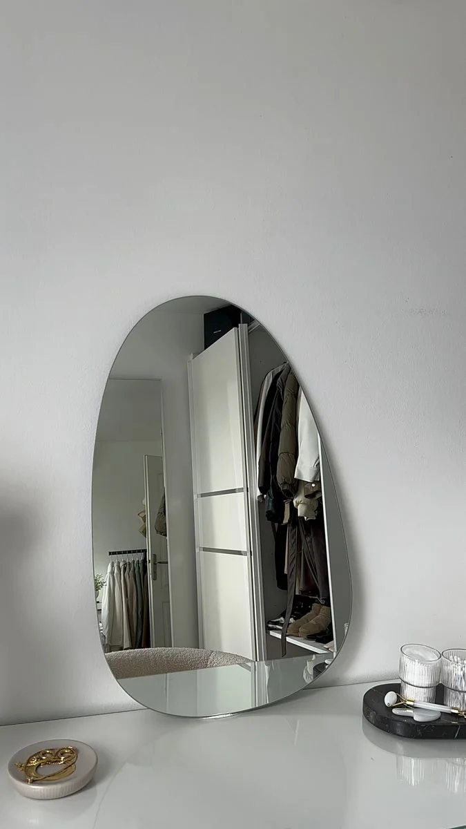 مرآة طاولة عضوية بدون إطار – تصميم مينيمال لركن المكياج