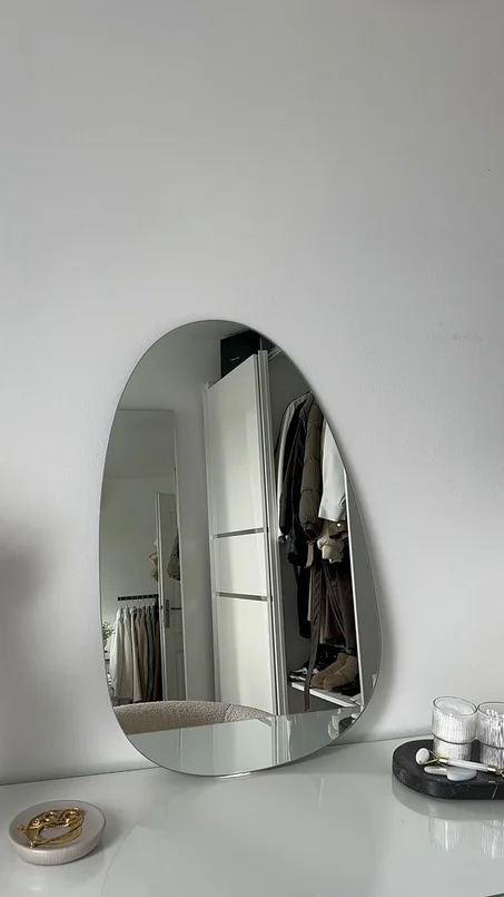 مرآة طاولة عضوية بدون إطار – تصميم مينيمال لركن المكياج