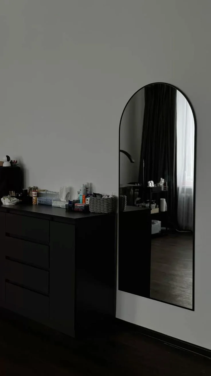 مرآة أرضية مقوّسة بإطار أسود – تصميم عصري فاخر