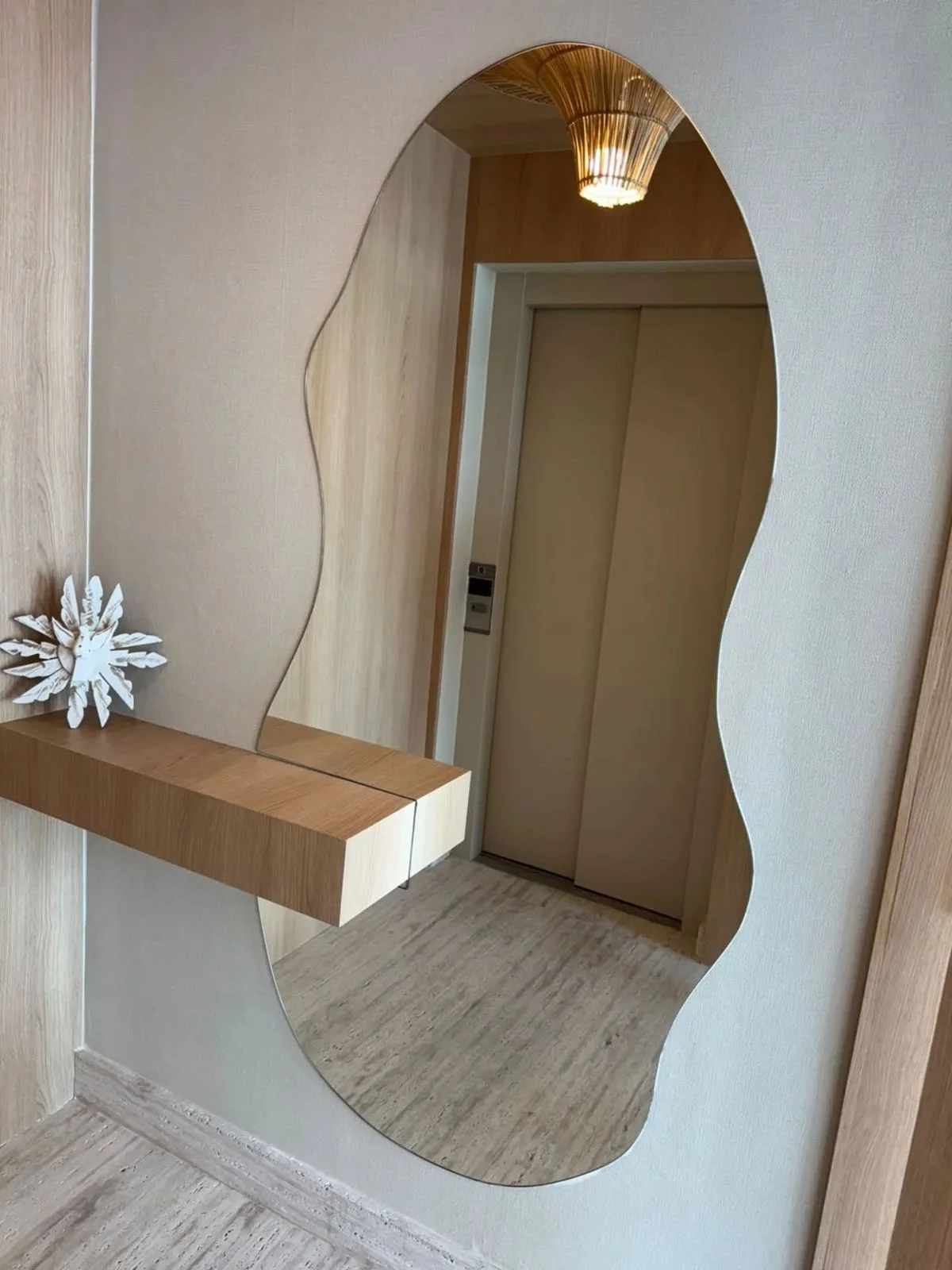 مرآة جدارية مموجة مع رف خشبي – تصميم عصري فاخر