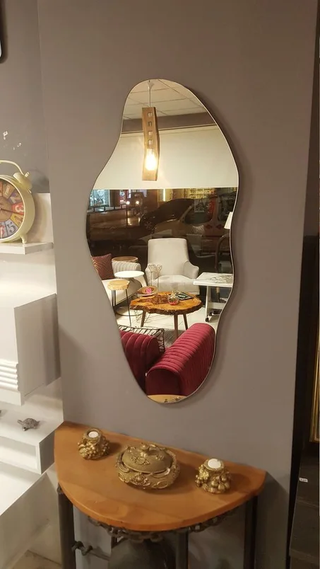 مرآة حائط عضوية مموجة للصالون – تصميم أنيق بإضاءة دافئة