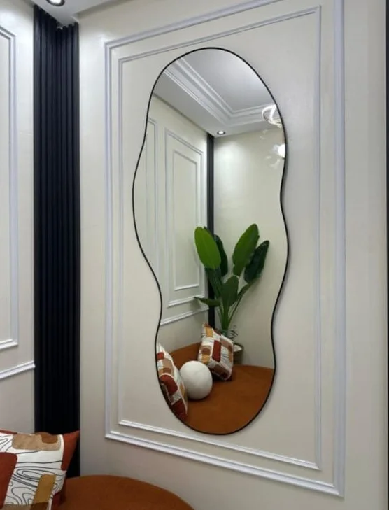 مرآة حائط بتصميم متموّج عصري – لمسة ديكور فاخرة