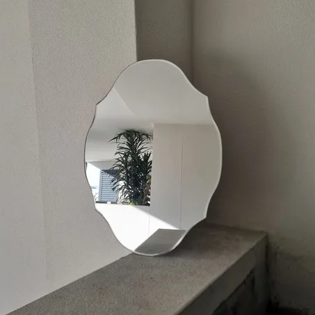 مرآة حائط صغيرة عضوية بدون إطار – تصميم مينيمال عصري