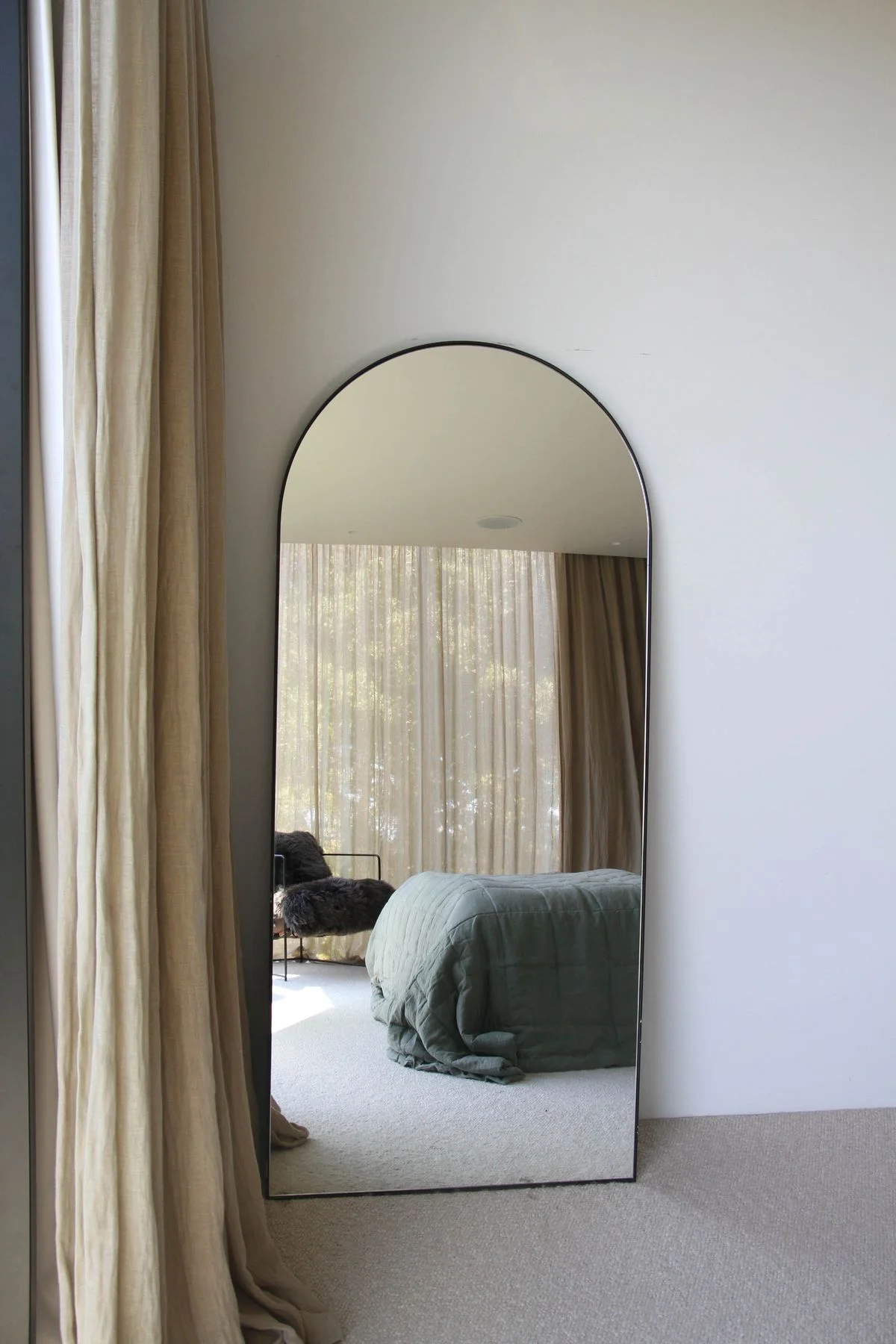 مرآة أرضية مقوّسة بإطار أسود – تصميم عصري فاخر