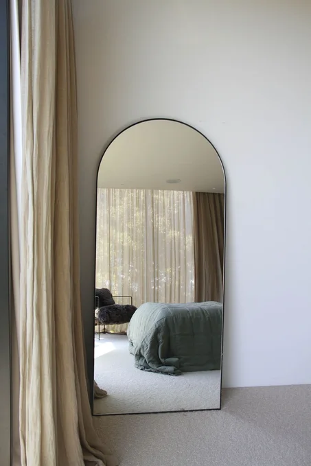 مرآة أرضية مقوّسة بإطار أسود – تصميم عصري فاخر