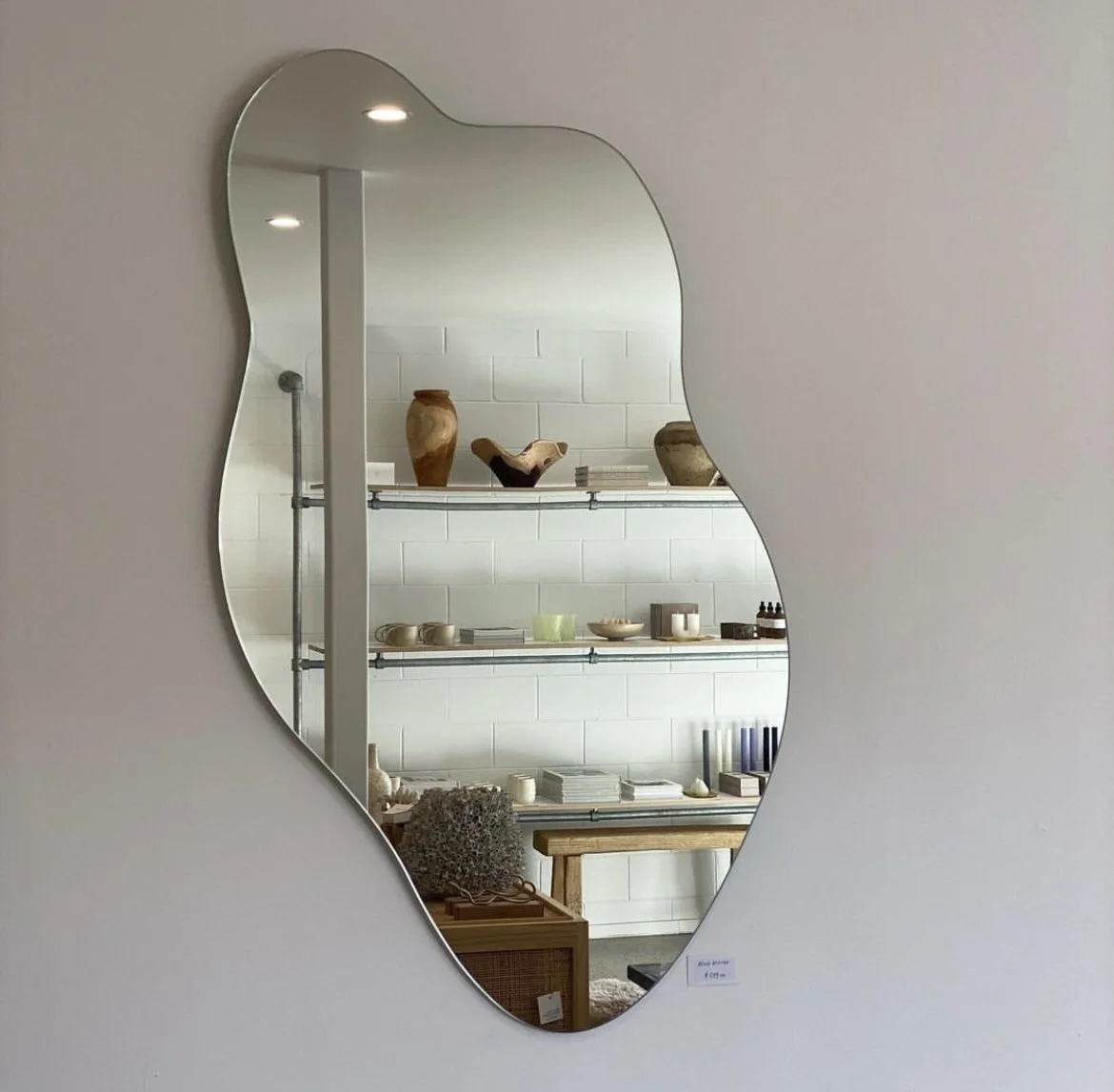 مرآة عضوية مموجة بزجاج مدخّن – تصميم فاخر عصري