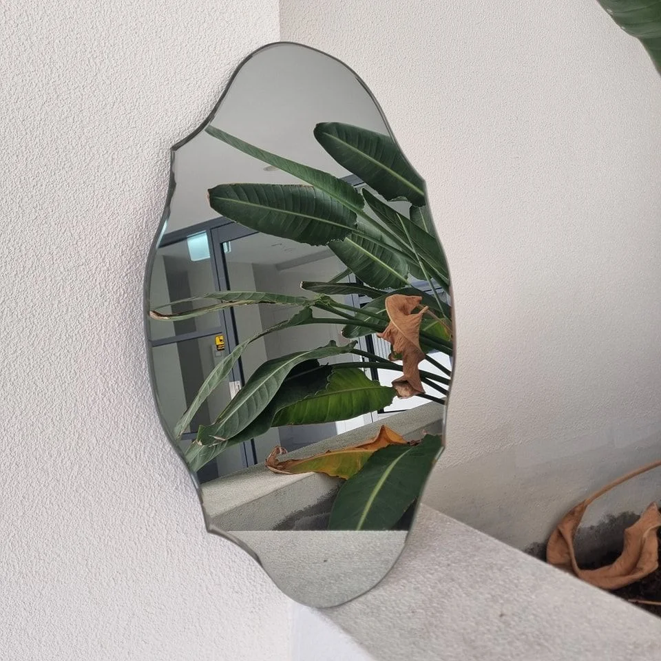 مرآة حائط صغيرة عضوية بدون إطار – تصميم مينيمال عصري