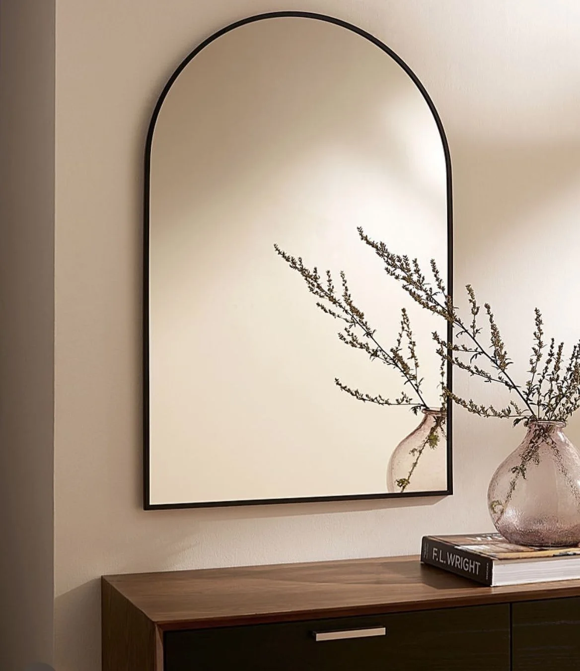 مرآة حائط مقوّسة بإطار أسود – ستايل كلاسيك فاخر