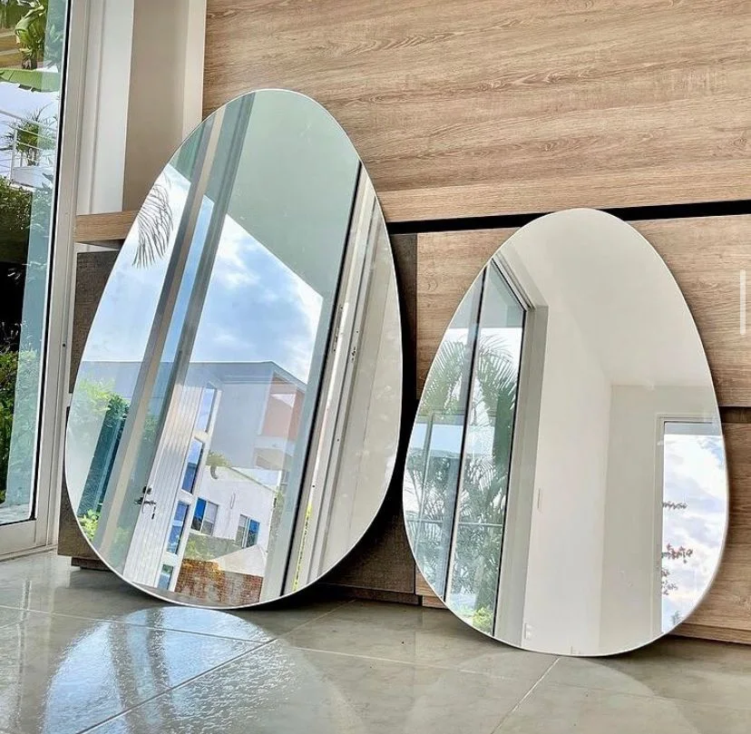 مرآة طاولة عضوية بدون إطار – تصميم مينيمال لركن المكياج