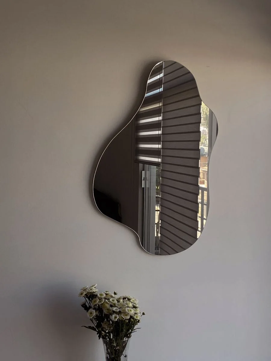 مرآة عضوية مموجة بزجاج مدخّن – تصميم فاخر عصري