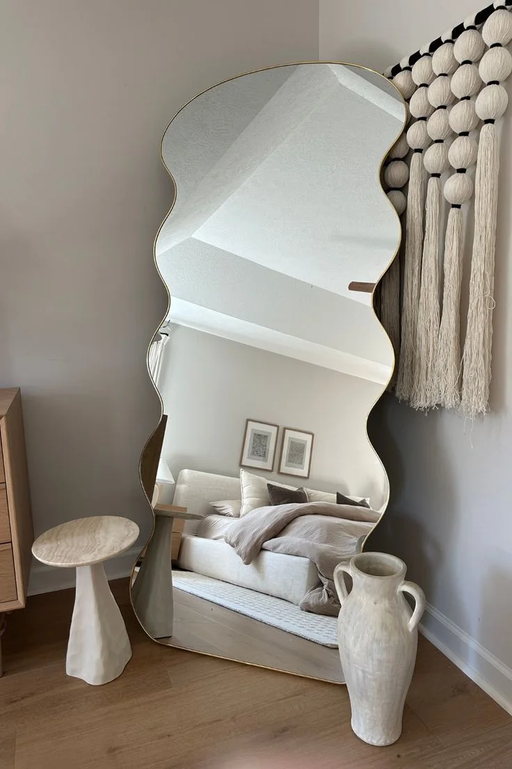 مرآة أرضية عضوية مموجة بإطار ذهبي – ستايل فاخر بوهو