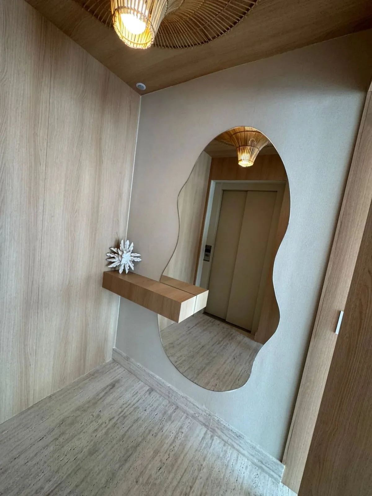 مرآة جدارية مموجة مع رف خشبي – تصميم عصري فاخر