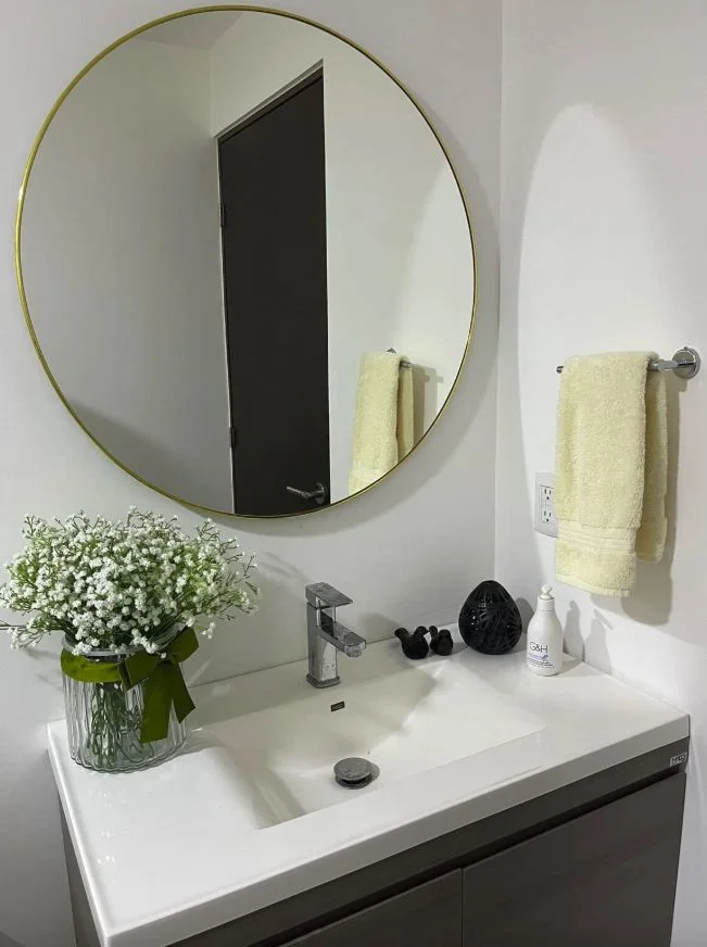 مرآة حمّام دائرية بإطار ذهبي – تصميم عصري فاخر