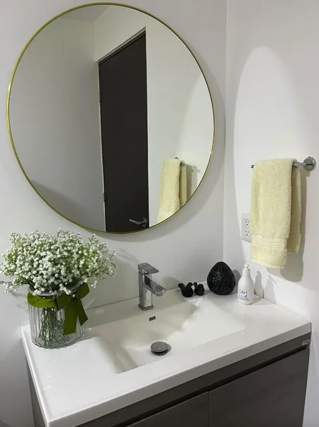 مرآة حمّام دائرية بإطار ذهبي – تصميم عصري فاخر