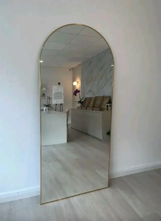 مرآة قوس ذهبي فاخرة بطول كامل – تصميم عصري