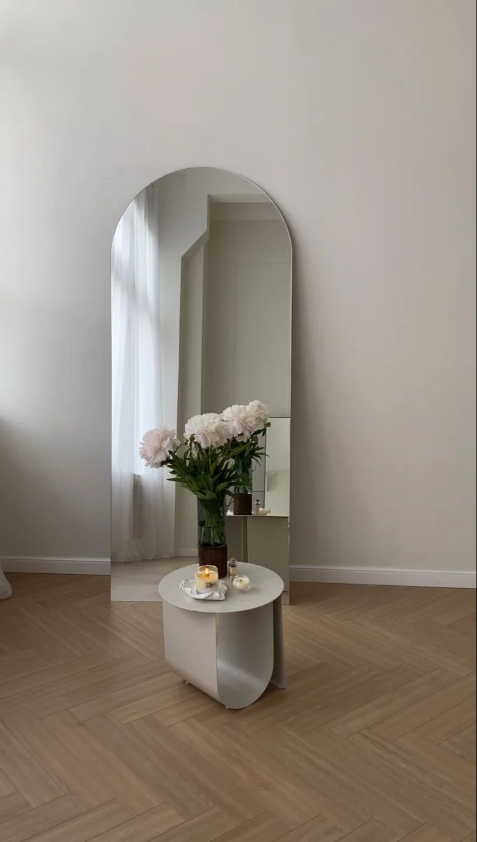 مرآة مقوّسة بدون إطار – تصميم مينيمال عصري