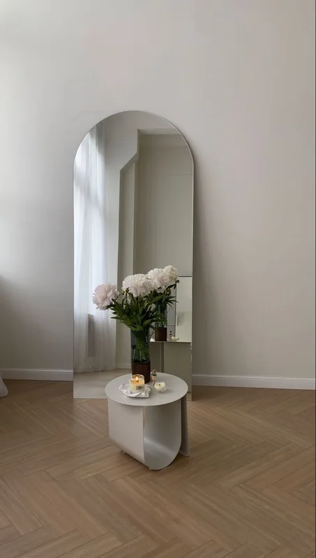 مرآة مقوّسة بدون إطار – تصميم مينيمال عصري