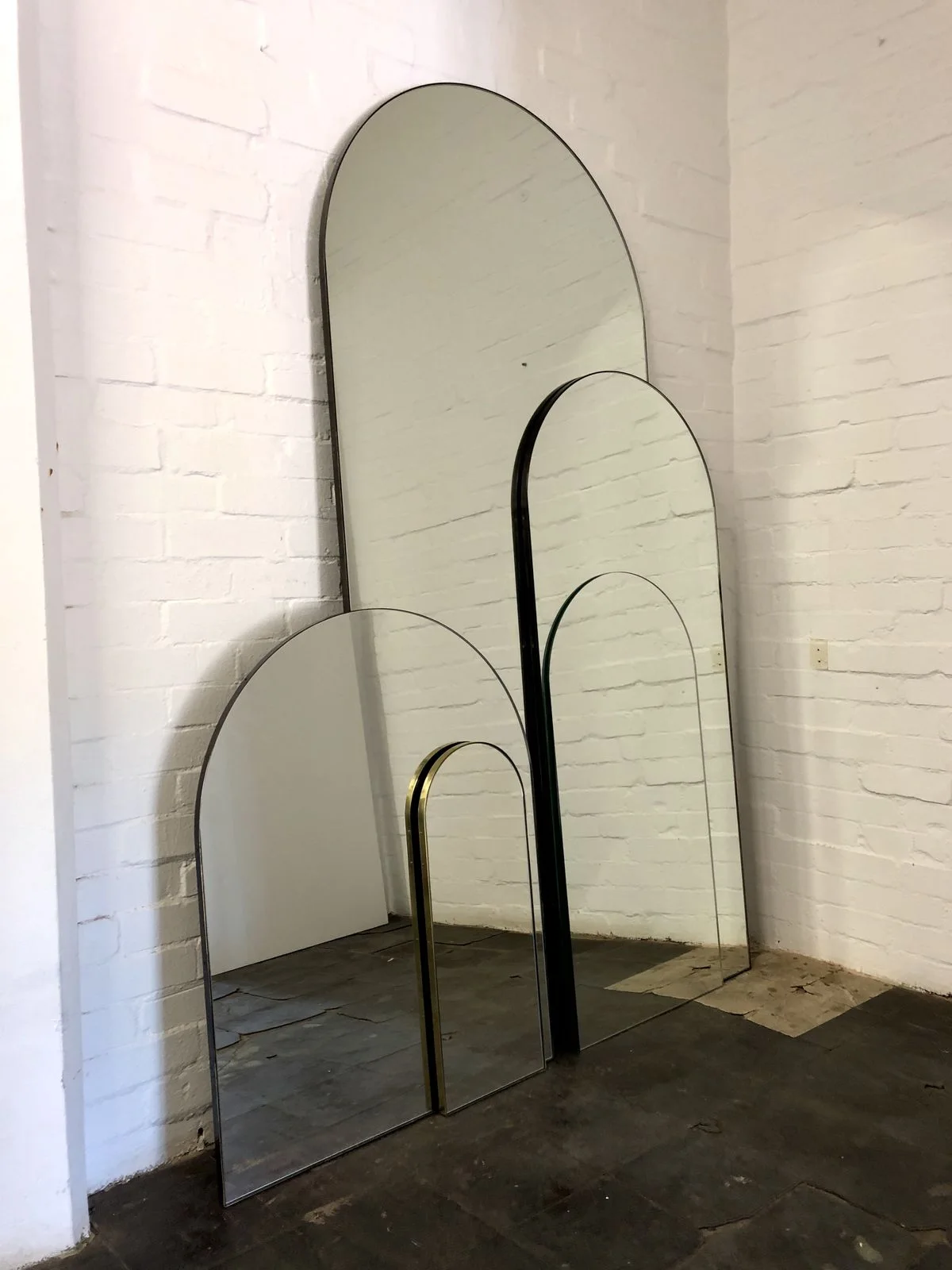 مرآة مقوّسة بدون إطار – تصميم مينيمال عصري