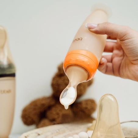رضاعة سيليكون بملعقة مدمجة