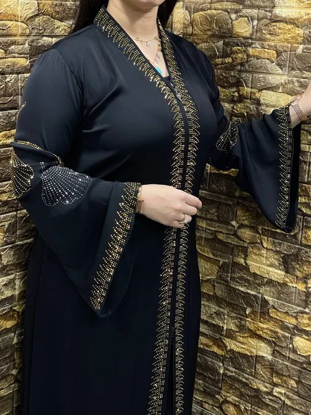 عباية خليجية لرمضان مكونة من اربع قطع عباية حقيبة يد سروال حزام