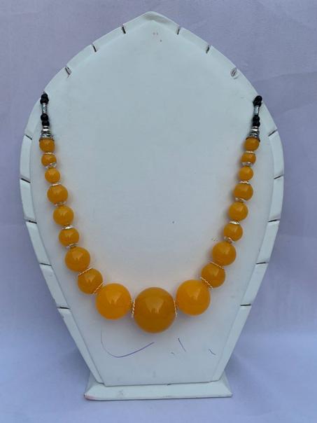 لوبان لاريزين اصفر اللون متوسط الحجم.