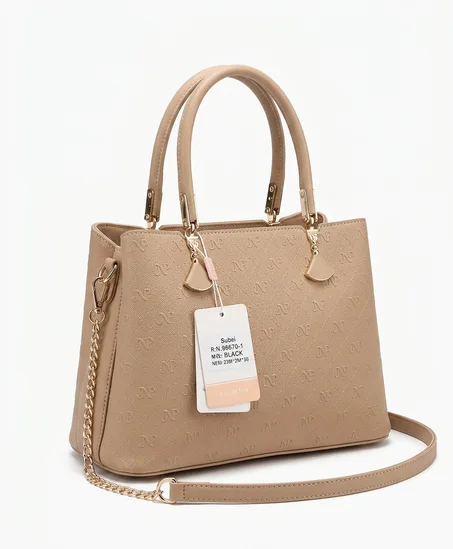 حقيبة يد نسائية متوسطة الحجم (Top-handle satchel)، تتميز بتصميم كلاسيكي ومنظم (Structured) يجمع بين الأناقة والعملية.