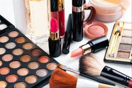 أدوات ومواد التجميل