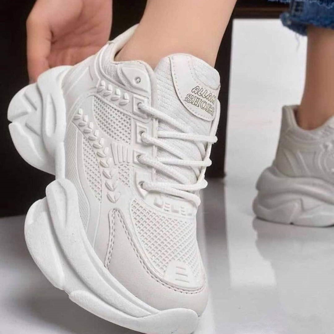 أبيض