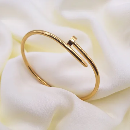 Bracelet à clous simple