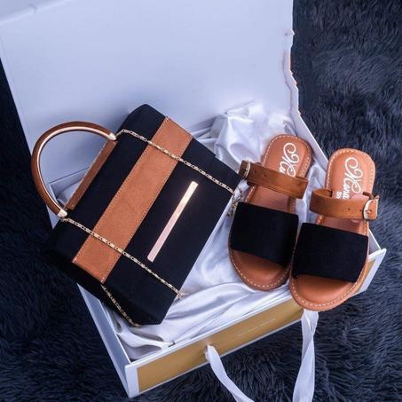 👜👡 طقم صاك وصندالة من La Mode Féminine ✔️ أناقة + راحة + ثمن مناسب 🎨 متوفر فـ3 ألوان: كحل – زرڤي – وردي 💸 غير 230 درهم 🚚 توصيل مجاني + الدفع عند الاستلام 🛡️ ضمان الاسترجاع: إلا ماعجبكش الطقم