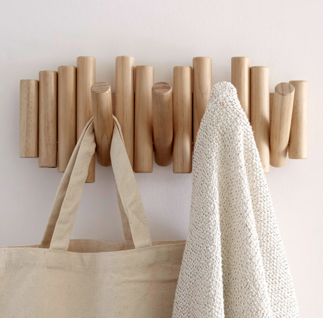 علاقة ملابس خشبية طبيعية – جمال وأناقة في قطعة واحدة