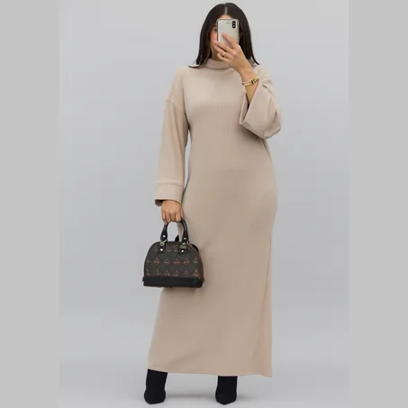 فستان طويل بلمسة فاخرة – تصميم محتشم وأنيق