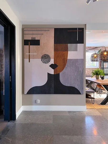 Dessiner le visage d'une femme avec des formes et des lignes abstraites