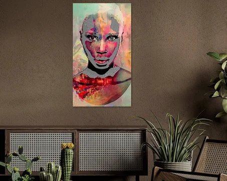 Visage de femme aux couleurs pastel et lignes graphiques en noir et blanc