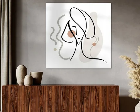 Dessiner le visage d'une femme avec des formes et des lignes abstraites