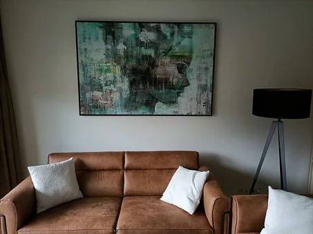 Une peinture d'une fille dans un groupe de couleurs merveilleuses