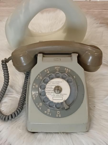 Téléphone Vintage à Cadran Rotatif – Modèle S63 (1981)