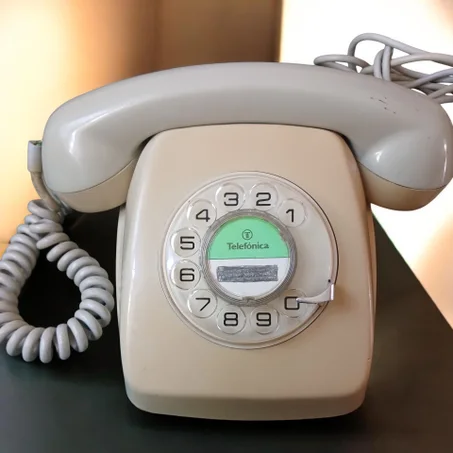 Téléphone à cadran beige