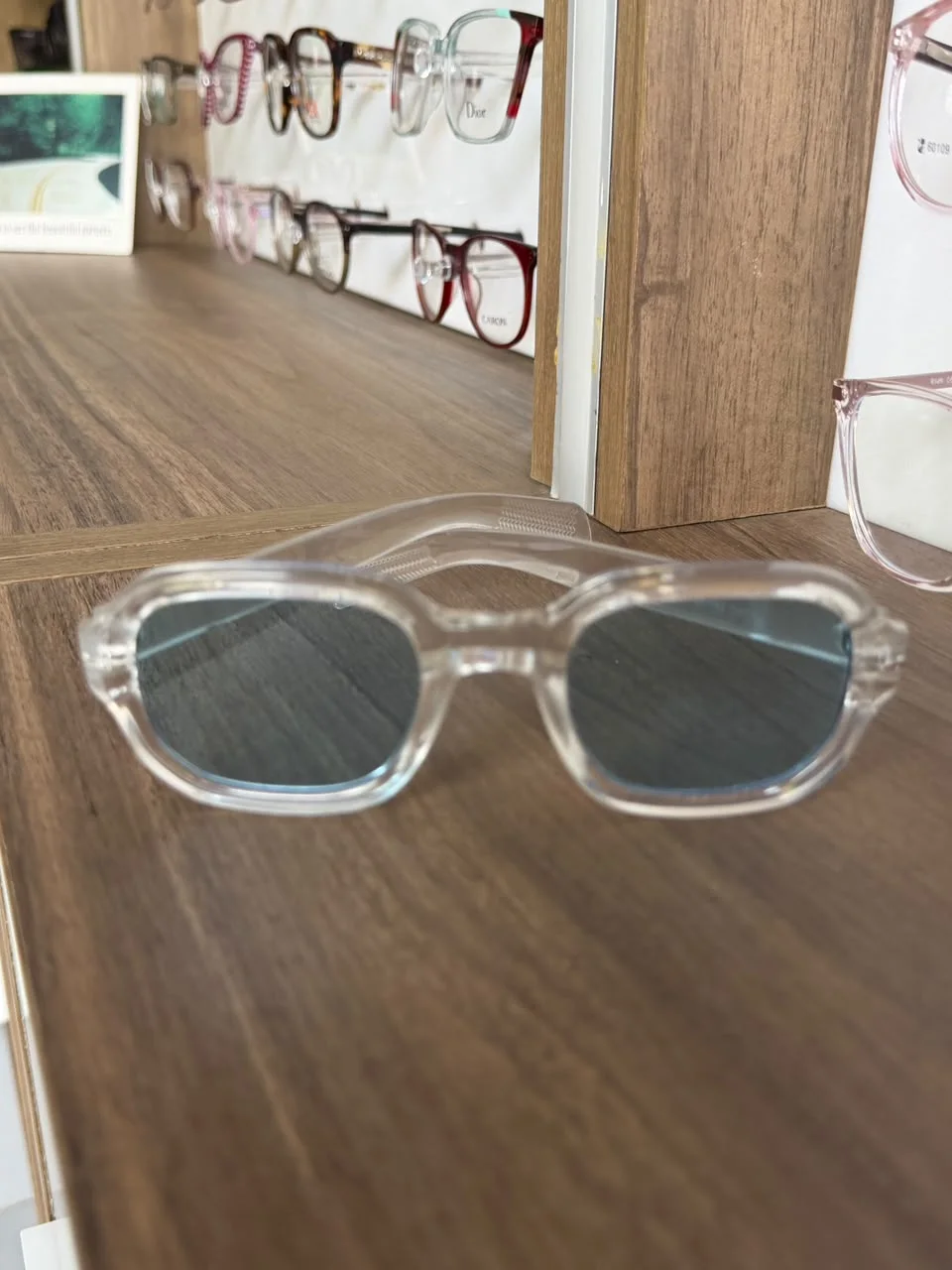 Lunettes de soleil en acétate transparent – Monture carrée, verres gris fumés UV400