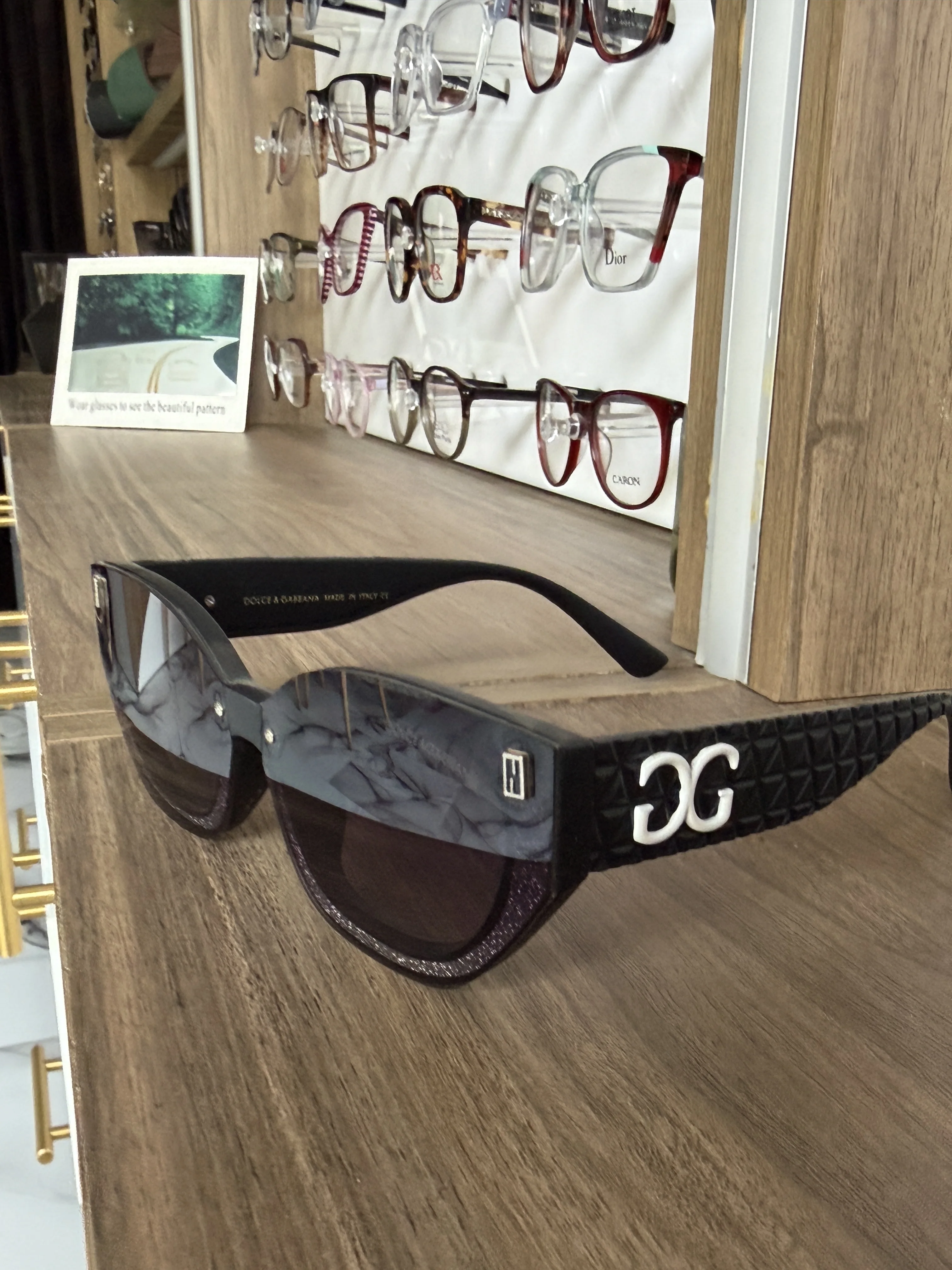 Lunettes de soleil Dolce & Gabbana DG2233 à monture noire avec logo argenté.