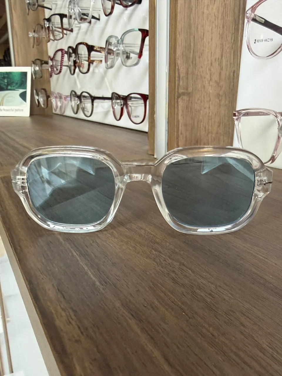 Lunettes de soleil en acétate transparent – Monture carrée, verres gris fumés UV400