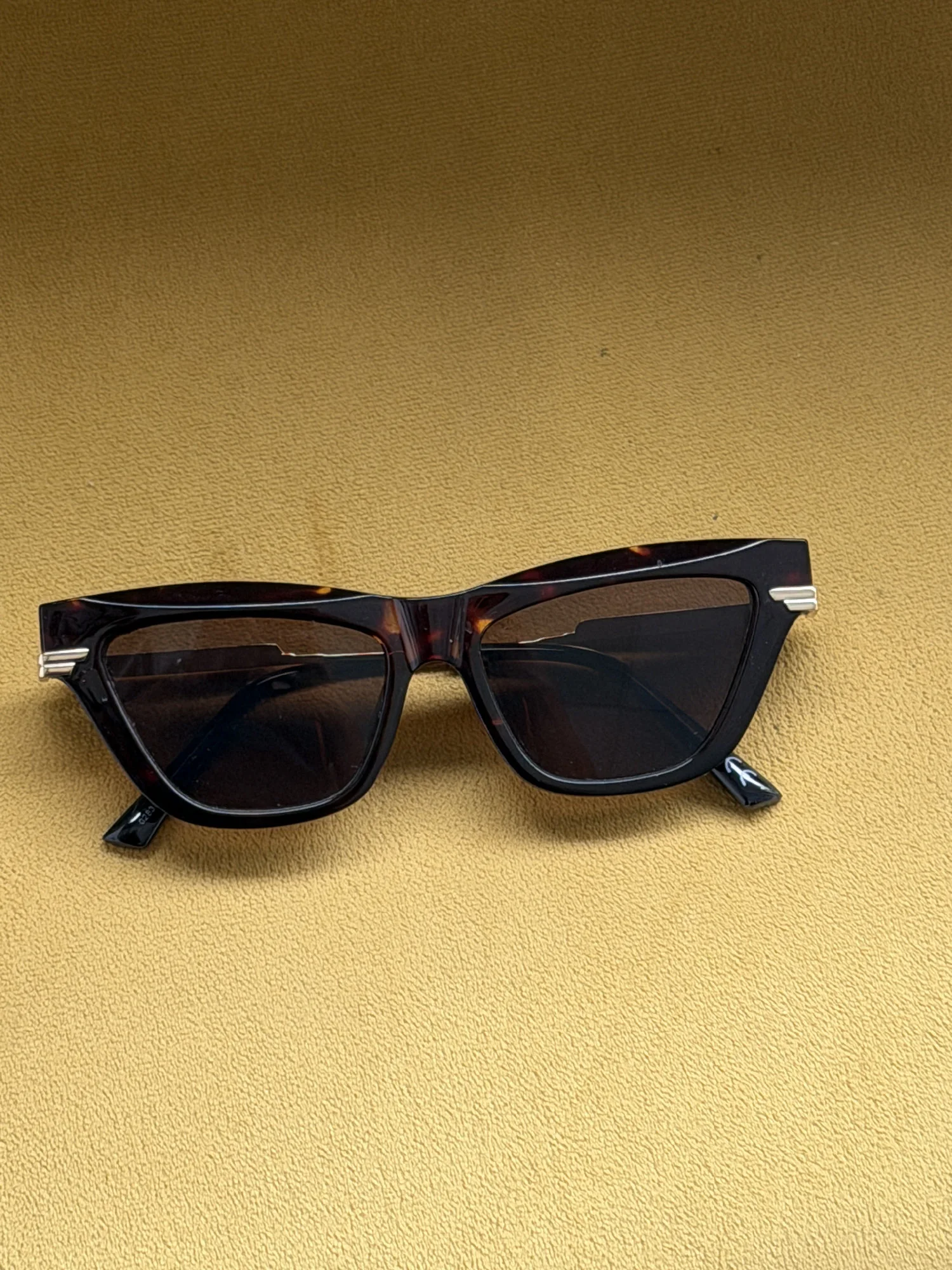 Lunettes de soleil œil de chat noir & or
