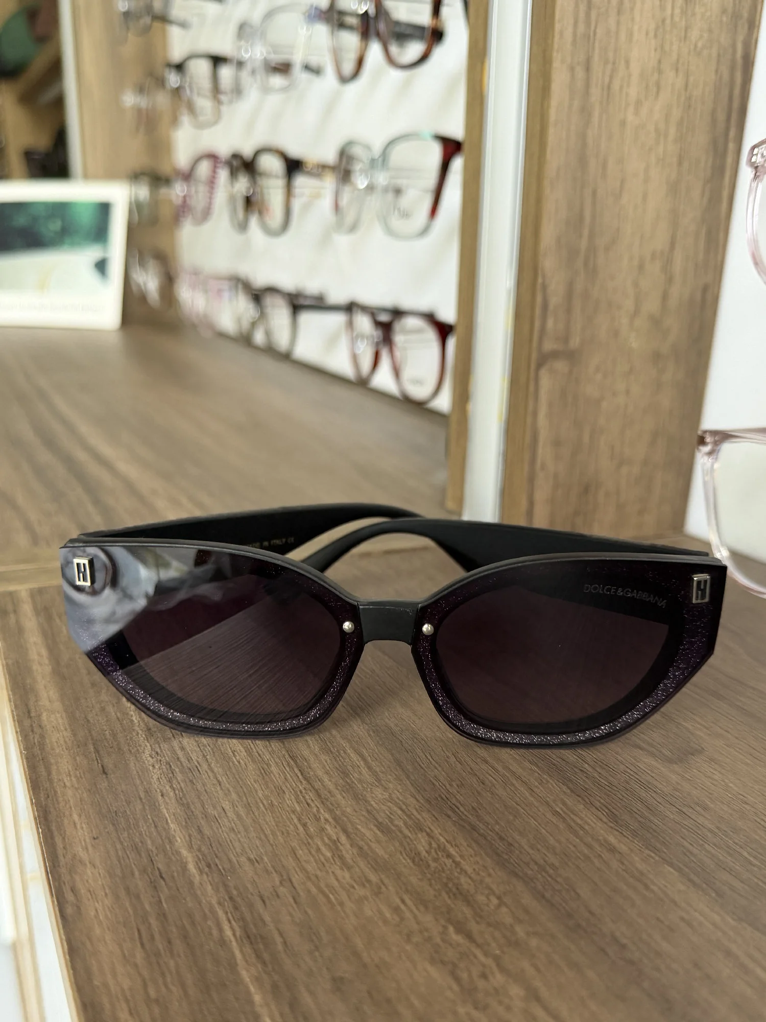 Lunettes de soleil Dolce & Gabbana DG2233 à monture noire avec logo argenté.