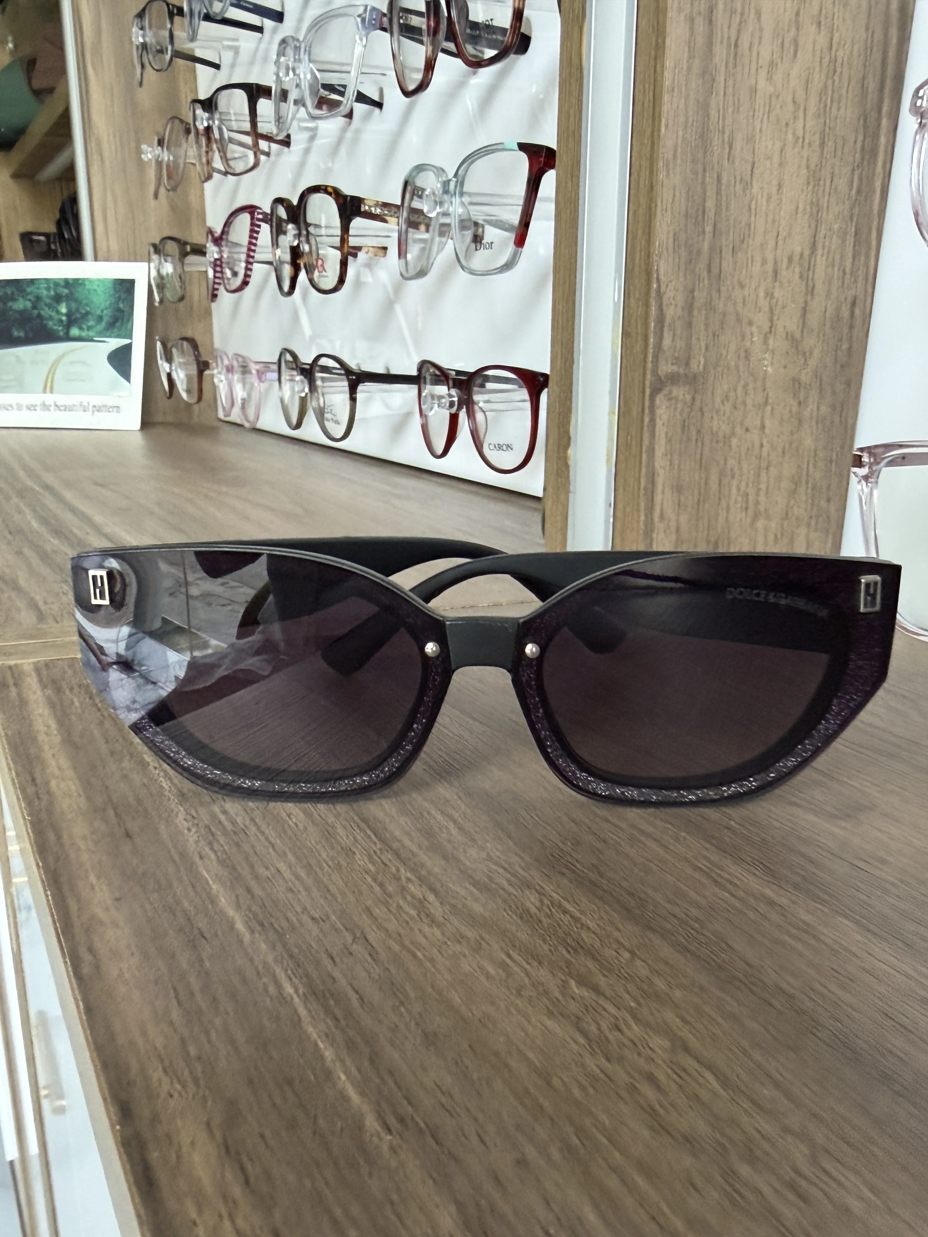 Lunettes de soleil Dolce & Gabbana DG2233 à monture noire avec logo argenté.