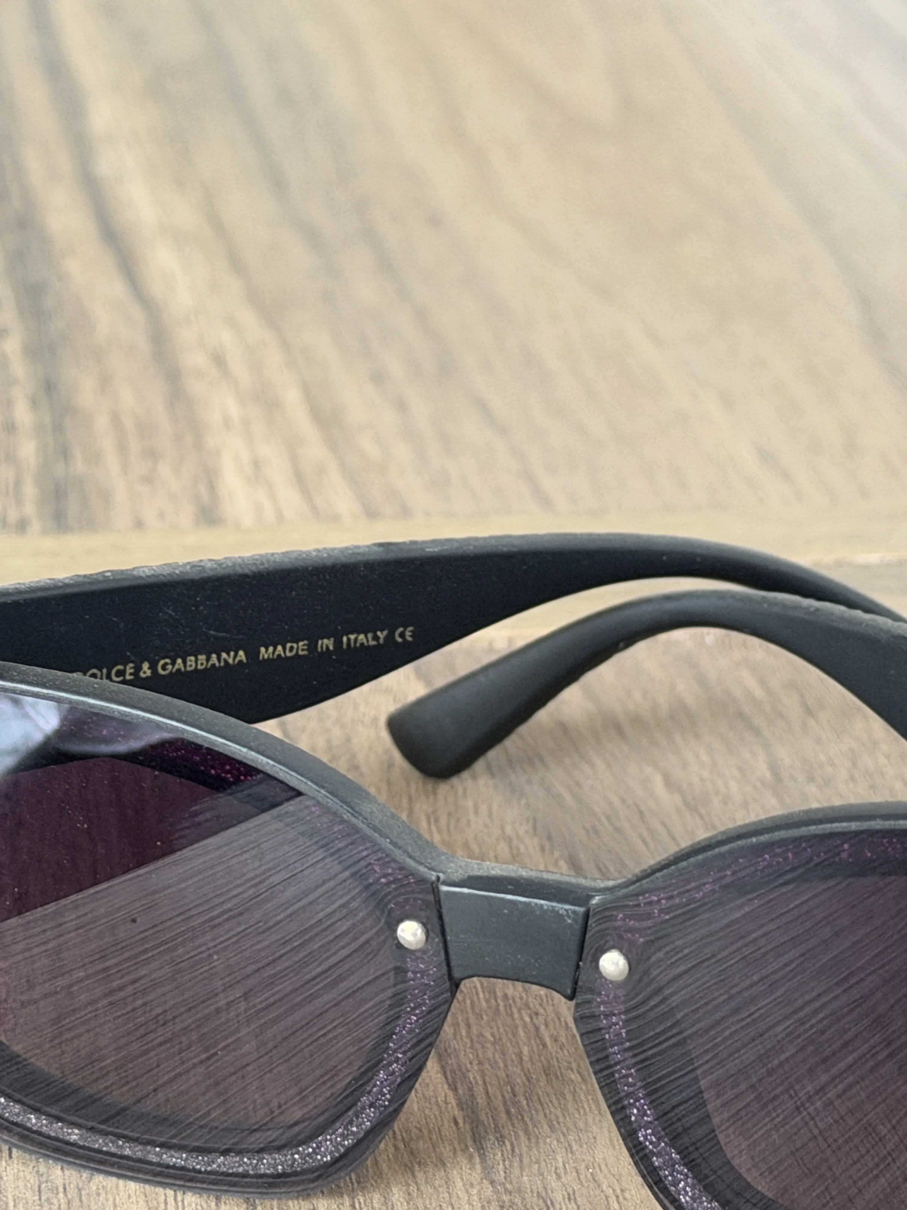 Lunettes de soleil Dolce & Gabbana DG2233 à monture noire avec logo argenté.