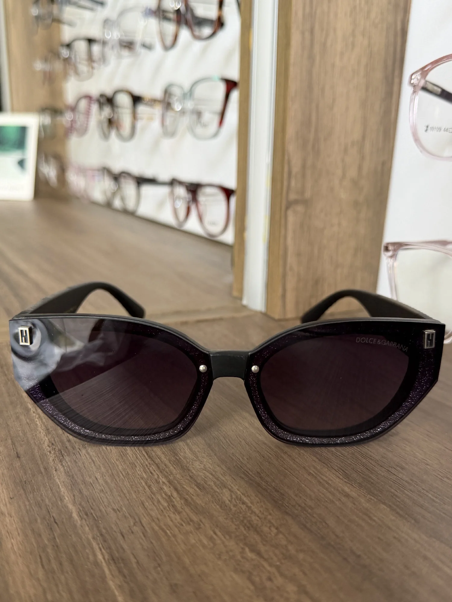 Lunettes de soleil Dolce & Gabbana DG2233 à monture noire avec logo argenté.